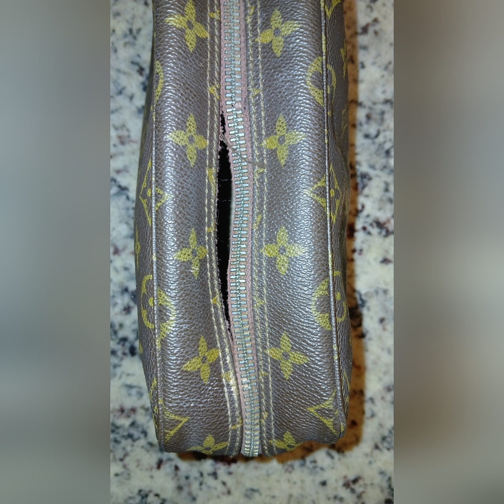 LOUIS VUITTON VINTAGE MAKEUP BAG - Picture 5 of 13